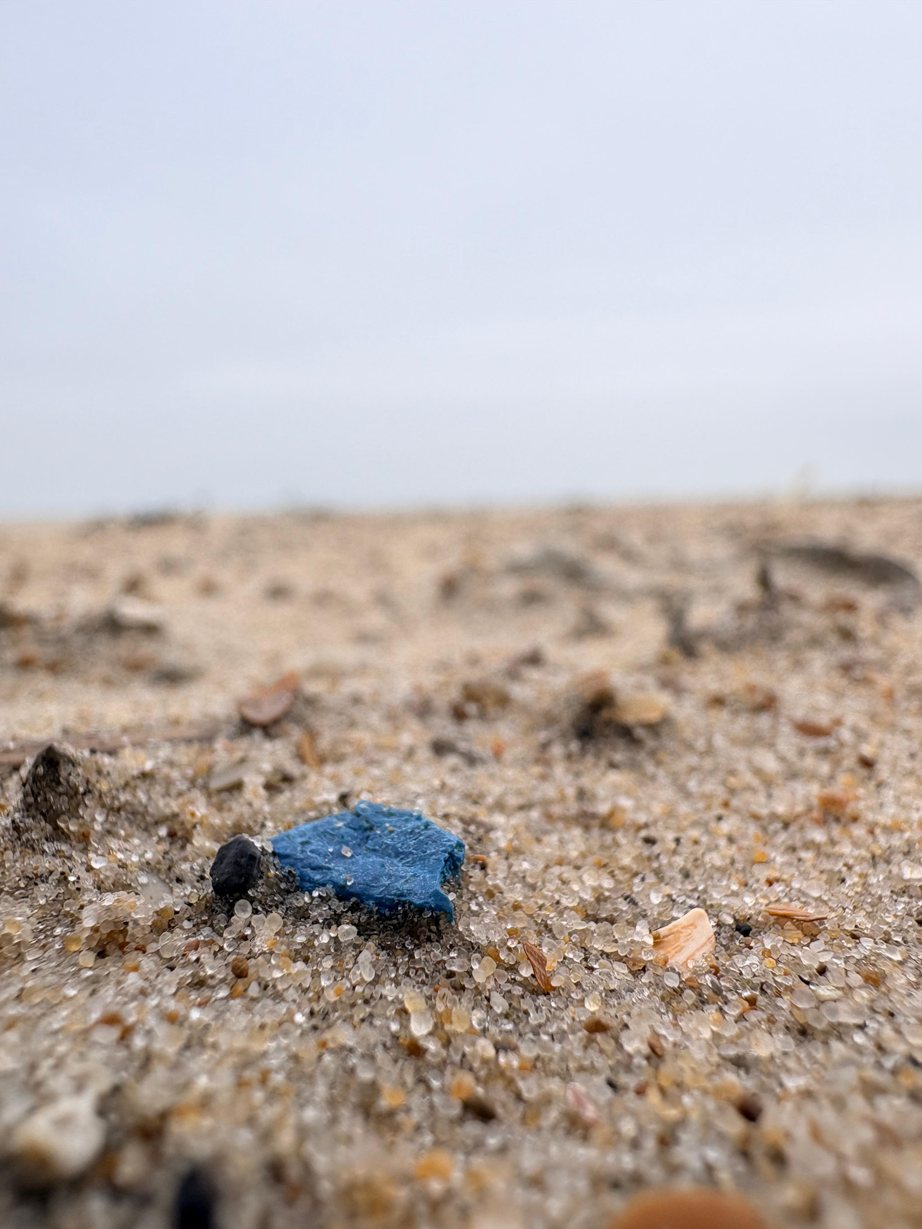 Te voet kun je zelfs de kleinste stukjes plastic vinden.